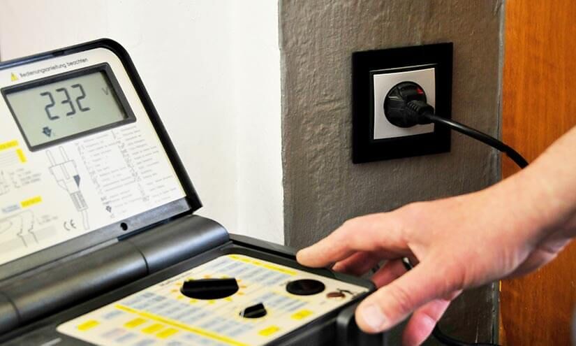 Ist ein Schutzleiter angeschlossen oder unterbrochen? Die qualifizierten Mitarbeiter von Cummerow Elektro-Anlagen prüfen beim E-CHECK mit geeigneten Prüf- und Messgeräten bis in die letzte Ecke, ob die Elektroinstallation vorschriftsmäßig funktioniert.