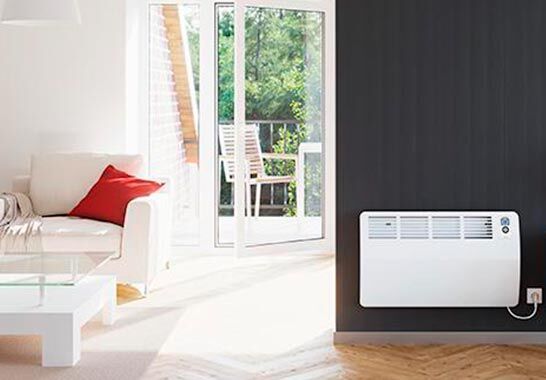 Eine Nachtspeicherheizung (E-Heizung) sollte in regelmäßigen Zeitabständen vom Elektrofachbetrieb überprüft werden. Dabei zeigt sich dann, ob ein Altgerät ausgetauscht werden sollte – etwa gegen eine sparsame Elektroheizung (wie hier von STIEBEL ELTRON).