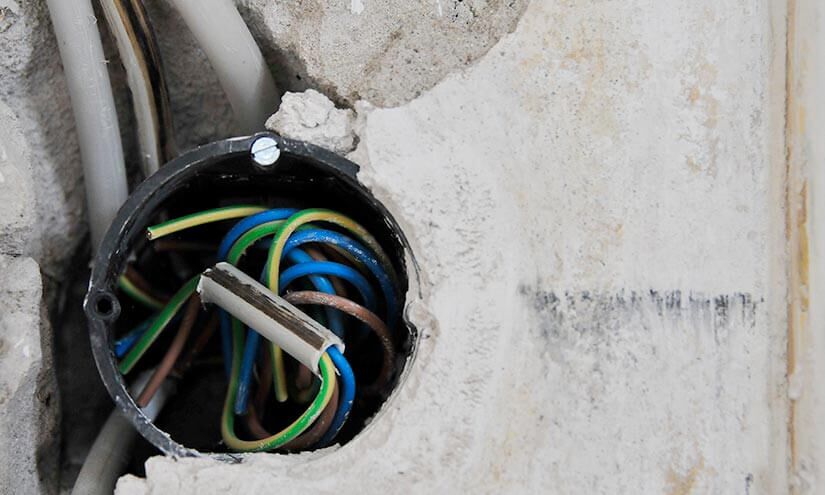 Atbausanierung – Wir erneuern die gesamte Elektro­installation, kümmern uns also um die kom­plette elektro­tech­nische Gebäude­moder­ni­sie­rung in Hamburger Altbauten.