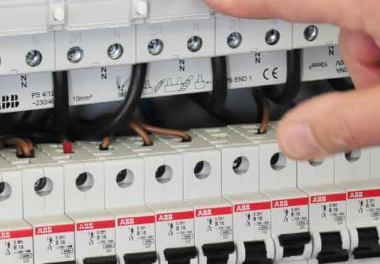 Fachgerechte Elektro­sanierung im Altbau: Cummerow Elektro-Anlagen garan­tiert die regel­konforme Errich­tung der Elektro­in­stal­lation – in ganz Hamburg.