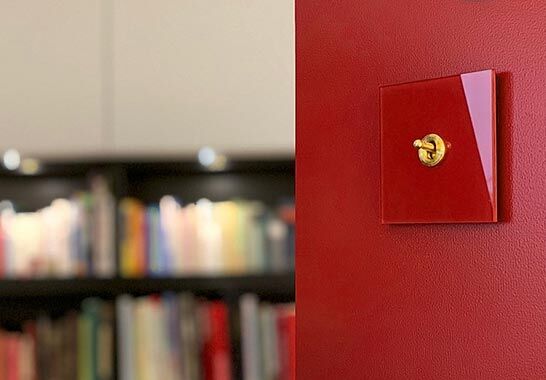 Ein Kippschalter aus der Kollektion „CAMBRIDGE Color“ des Pots&shy;damer Her&shy;stel&shy;lers ROHDE+ROHDE. Die ge&shy;samte Kollek&shy;tion der Design-Licht&shy;schalter und „unsichtbaren“ Steckdosen erhalten Sie in Hamburg bei Cummerow Elektro-Anlagen in Eppendorf.