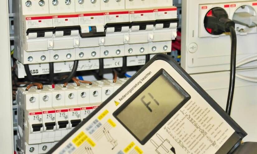 Unter anderem wird beim E-CHECK die korrekte Funktion des Fehlerstrom-(FI-)Schutzschalters überprüft: Der Auslöse&shy;strom darf nicht mehr als 30 mA betragen, da bei einer Überschreitung die Personen&shy;sicherheit nicht mehr gewährleistet ist.