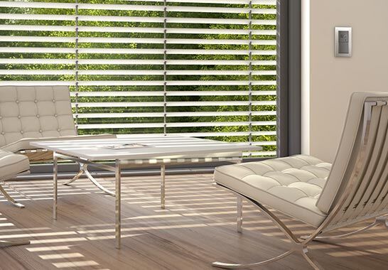 Die entscheidenden Details auf diesem Bild befinden sich oben rechts und unter Putz: Unsere Elektroinstallationen geben Ihnen die Freiheit, Jalousien, Beleuchtung, Heizung und noch einiges mehr in Ihren vier Wänden per Funk oder Smartphone zu steuern.