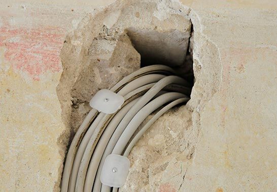 Bei der elektro­tech­nischen Altbau­sanierung verlegen wir z. B. neue Elektroleitungen, montieren Fehlerstromschutzeinrichtungen und installieren Schalter, Taster, Steckdosen und Deckenleuchten so sicher, wie es VDE-Bestimmungen und DIN-Normen vorsehen.