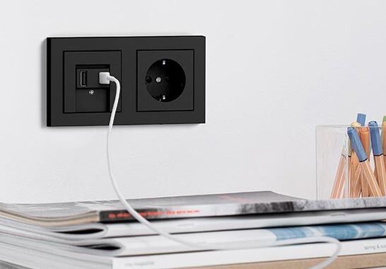 Als Elektrofirma, die seit 1919 gern Neues umsetzt, setzen wir aktuell gern Steckdosen mit einer Zusatz&shy;funktion zum Laden von Smart&shy;phone und Tablet. Welche Möglichkeiten es da gibt? Fragen Sie uns.
