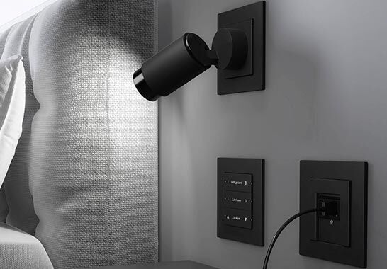 Die Elektriker von Cummerow Elektro-Anlagen aus dem Bezirk Hamburg-Nord planen und realisieren die elektro&shy;­tech­nische Altbau­&shy;sanierung ganz&shy;heitlich, mit Weitblick und neuester Technik, so wie hier von Gira. (Mehr Infos unter gira.de.)