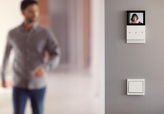 Sie möchten Ihr Zuhause gern zu einem Smart Home machen? Als Elektroinstallateure sind wir auch dank regelmäßiger Fortbildungen auf dem neuesten Stand und beraten Sie dementsprechend zur Instal­la­tion einer voll automa­ti­sierten Gebäude­system­tech­nik.