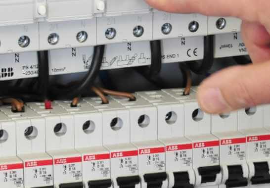 Fachgerechte Elektro&shy;sanierung im Altbau: Cummerow Elektro-Anlagen garan&shy;tiert die regel&shy;konforme Errich&shy;tung der Elektro&shy;in&shy;stal&shy;lation – in ganz Hamburg.