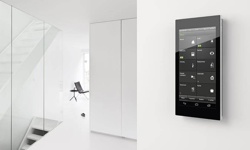 Als Elektriker für Energie und Gebäudetechnik kümmern wir uns um die gesamte Hauselektrik, vom Lichtschalter bis zum hier mit Gira-Produkten realisierten Smart Home.