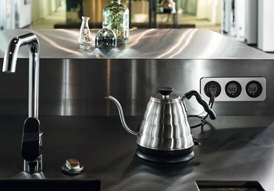 Für neue elektrotechnische Installationen in Hamburger Altbauten nutzen die Elektro­installa­teure und Elektro­niker für Energie- und Gebäude­technik der Firma Cummerow Elektro-Anlagen Lösungen der führenden Anbieter (wie hier von Berker).