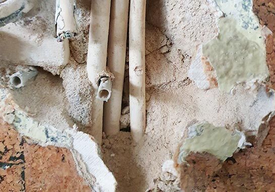 Mängel an elektrischen Anlagen und Betriebs&shy;mitteln werden beim E-CHECK durch die Elektriker von Cummerow Elektro-Anlagen aus Hamburg-Eppendorf schonungs&shy;los offen&shy;gelegt&nbsp;– zur Sicherheit aller Haus&shy;bewohner, wie dieses Beispiel zeigt.